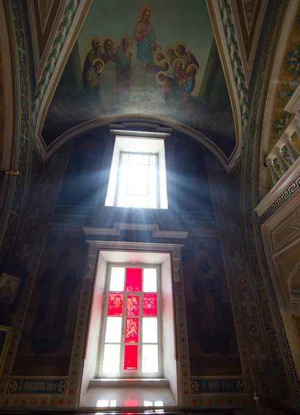 Rayons de lumière de la fenêtre à l'intérieur de l'église orthodoxe — Photo