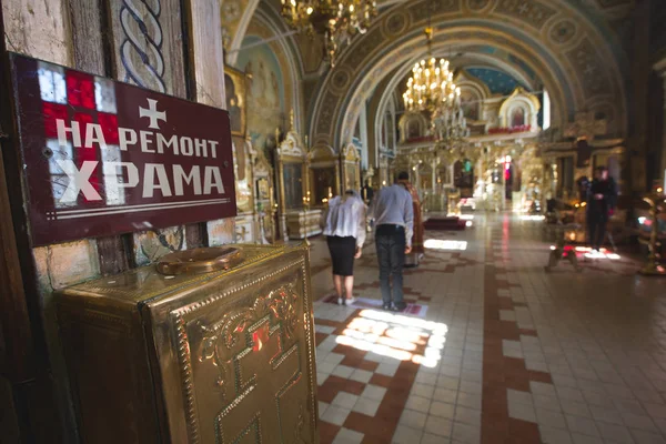 Kazan, Oroszország - 2018. május 11.: Nikolsky ortodox katedrális - hívő emberek az ortodox egyház imádkozik — Stock Fotó