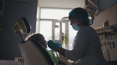 Diş hekimi odasında - tıp çocuklar için küçük kız