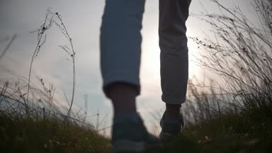 Güzel genç kadın çalışan bir gün batımında out