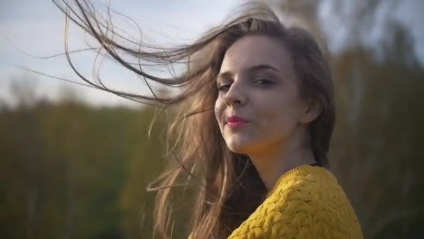 Retrato de bela jovem com lábios vermelhos e casaco amarelo ao pôr do sol — Vídeo de Stock