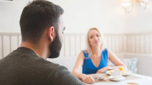 Lyckliga paret i caféet njuter av desserter och hålla händerna — Stockfoto