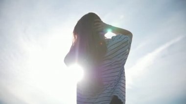 Gün batımında rüzgarda uçan kadın güzel uzun saç