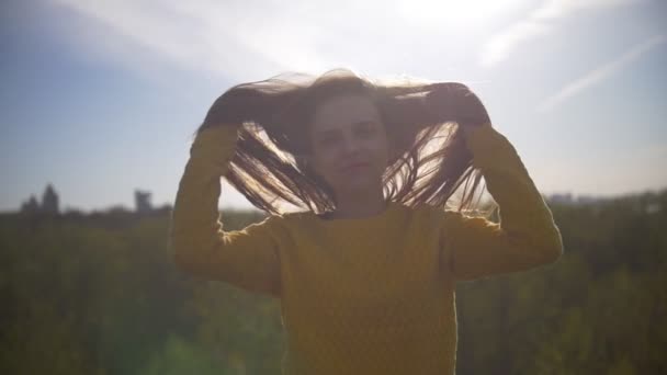 Portrait de jeune femme aux cheveux longs volant dans le vent — Video