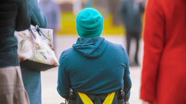Людина з обмеженими можливостями в інвалідному візку збирається перейти дорогу — стокове фото