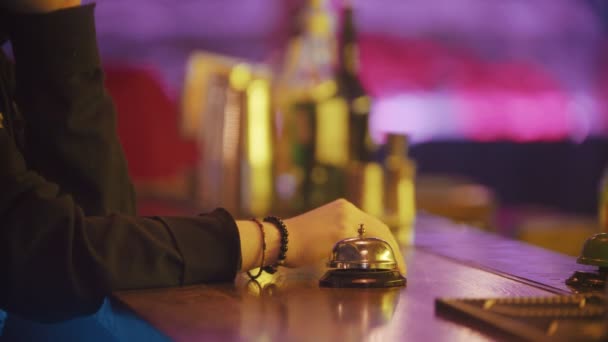 Una persona toca la campana en el puesto de camarero varias veces - camarero poniendo la bebida en el soporte — Vídeo de stock