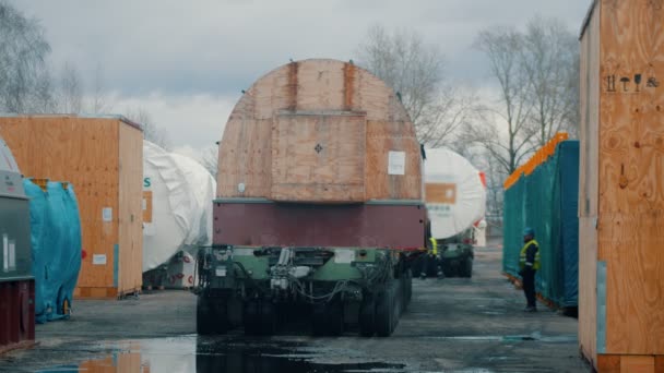 Wysyłka ładunków - ciężarówka oddala się od obszaru — Wideo stockowe