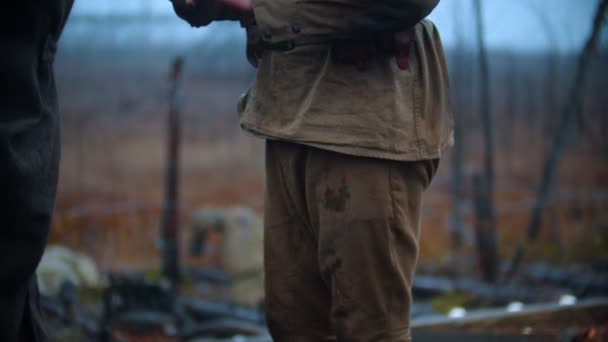 Un homme soldat debout dans la forêt brumeuse — Video