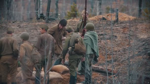 19-10-2019 Rusland, Republiek Tatarstan: Soldaten die in het bos lopen en een plek vinden om te kamperen — Stockvideo