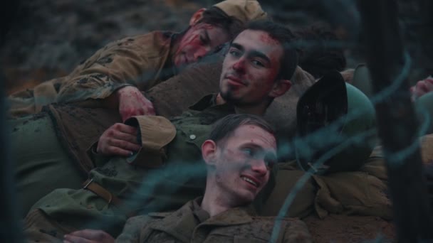 19-10-2019 RUSIA, REPÚBLICA DE TATARSTÁN: muchos soldados heridos cubiertos de sangre - detrás del escenario de la filmación de una película militar — Vídeo de stock