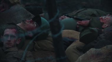 19-10-2019 Rusya, Tataristan Cumhuriyeti: Birbirinin üzerine kanlar içinde yatan bir sürü ölü asker - askeri film sahnesinin arkasında