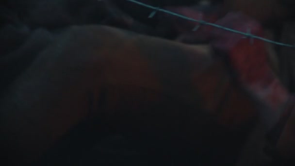 Des soldats blessés rampent sur le sol dans la forêt en feu 