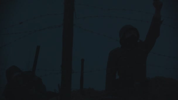 Soldati in trincea di notte di pattuglia dietro un filo di ferro - mettere una pistola e sparare con un razzo — Video Stock