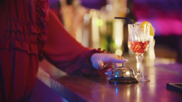 En ung kvinna ringer ilsket klockan på bartendern flera gånger — Stockvideo