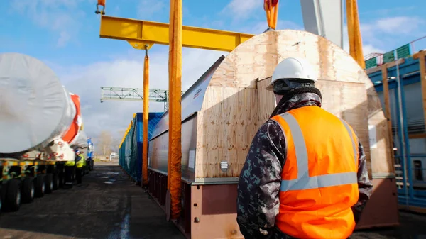 Envío de carga - un trabajador de pie en el sitio de construcción — Foto de Stock