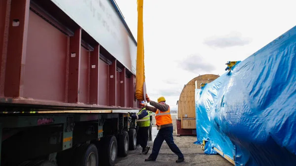 Transporte de carga - homens trabalhadores preparando a carga para o carregamento — Fotografia de Stock
