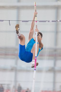 Direğin içeriden atlaması- genç adam bölmenin üzerinden atlıyor