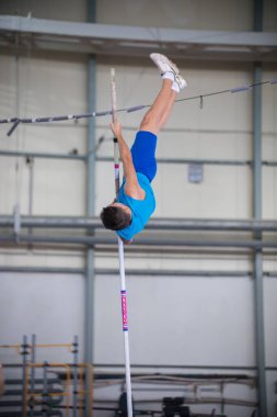 Direğin içine atlıyor - genç adam bölmenin üzerinden atlıyor - direğe yaslanıyor ve atlamak üzere