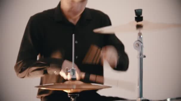 Een muzikale band die een nummer speelt - een man bassist en drummer die met enthousiasme hun partijen spelen — Stockvideo