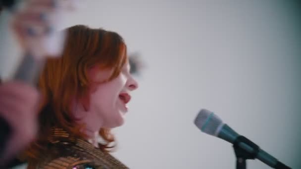 Eine Musikband spielt einen Coversong mit Leidenschaft - Ingwersängerin bei einem Auftritt — Stockvideo