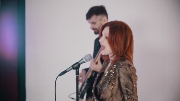 A musical zenekar játszik egy borító dal - gyömbéres nő énekel szenvedéllyel — Stock videók