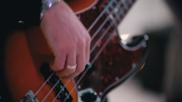 Zenei zenekar játszik egy dalt - egy férfi basszusgitározik — Stock videók