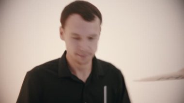Gruptan bir adam davul çalıyor.