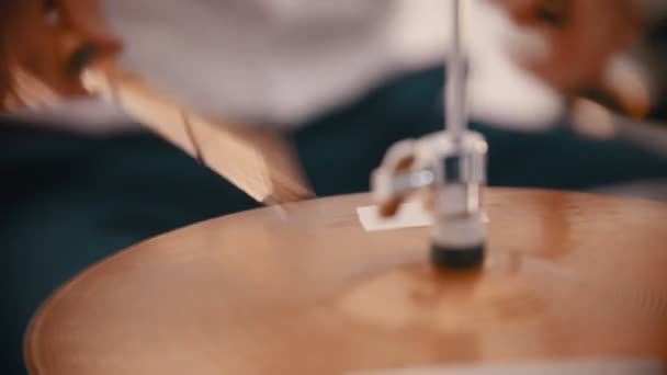 Un uomo della banda musicale che suona la batteria - colpisce gli hi-hat — Video Stock