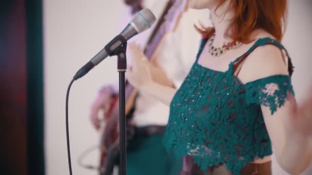 Sebuah band musik merekam sebuah lagu di studio-wanita jahe dewasa bernyanyi — Stok Video
