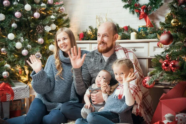 クリスマスのコンセプト-幸せな笑顔の家族は誰かを見て手を振って — ストック写真