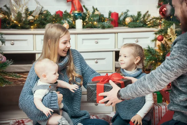 Conceito de Natal - família feliz que troca de presentes — Fotografia de Stock