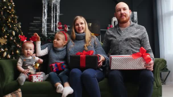 新年-一家人膝上抱礼物坐在一起 — 图库视频影像