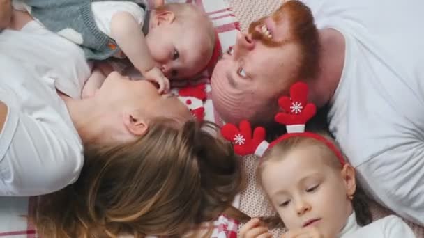 Nieuwjaar - familie ligt op een ruit en praat — Stockvideo