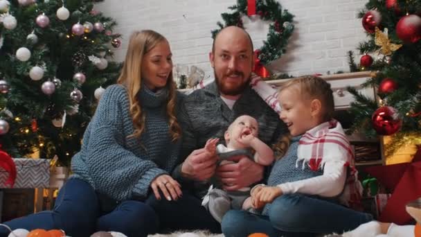 Новый год - семья улыбается и ждет у камеры — стоковое видео