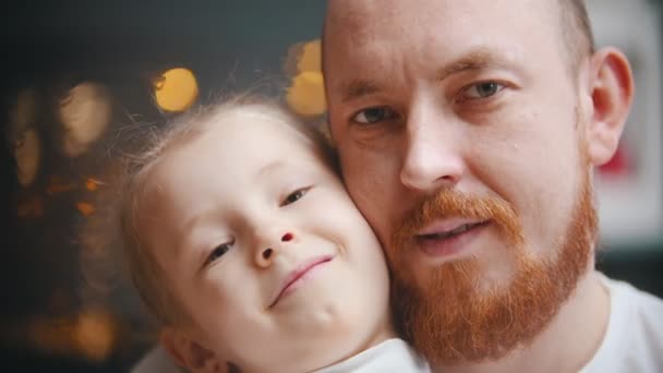 Familia caucásica - padre e hija - un hombre calvo con barba de jengibre — Vídeos de Stock