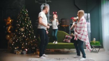 Yeni Yıl - Baba kızını havada döndürüyor