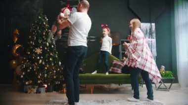 Yeni Yıl - ebeveynler çocuklarını havada döndürüyor