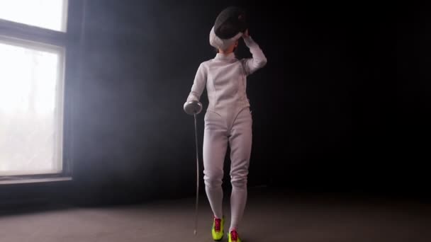 A young woman fencer walking to the fighting area and stands in the position — Stock Video