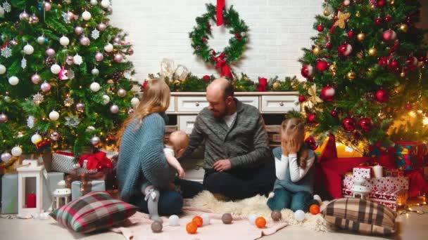 AÑO NUEVO - Papá le está dando un regalo de año nuevo a su hija y besándole la mejilla — Vídeos de Stock