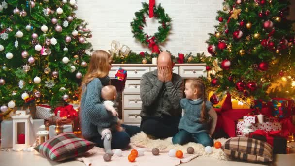 Neues Jahr - Mutter schenkt ihrem Mann ein Neujahrsgeschenk — Stockvideo