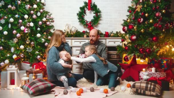Nyår - mamma blundar och pappa ger henne en julklapp — Stockvideo