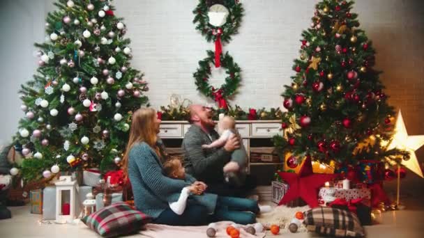 AÑO NUEVO - papá está lanzando al bebé en el aire y la captura — Vídeos de Stock