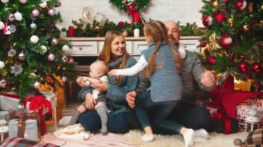 Yeni yıl - kız bütün aileye sarılıyor.