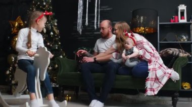 Yılbaşı - Anne ve çocuklar babalarından bir telefon alıyorlar