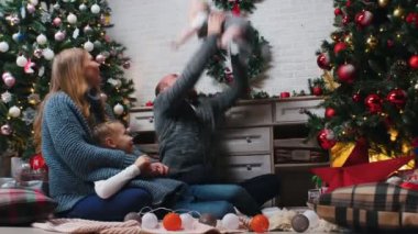 Yeni Yıl - Baba ailenin yakınındaki bebeği havaya fırlatıyor