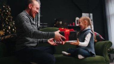 Yeni yıl - baba ve kızı yeni yıl hediyelerini değiş tokuş ediyorlar.