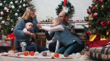 Yeni yıl - babam anneme bir hediye veriyor ve onu öpüyor.