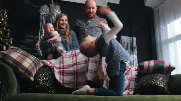 Neues Jahr - Tochter steigt auf die Brücke und die Familie applaudiert ihr — Stockvideo