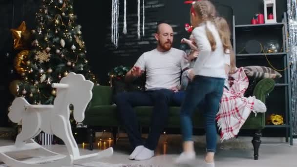 Capodanno - madre con bambini stanno portando via gli occhiali da papà — Video Stock