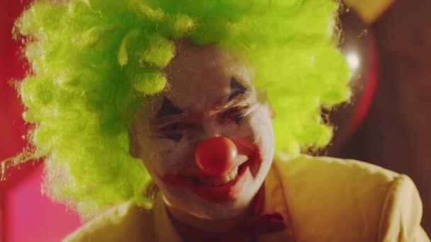Een gekke lachende clown met griezelige emoties. — Stockvideo